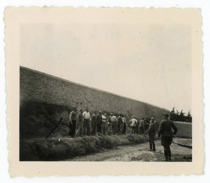 Κοιτώντας τον θάνατο στα μάτια: Η συγκλονιστική φωτογραφία από την εκτέλεση των 200 στην Καισαριανή