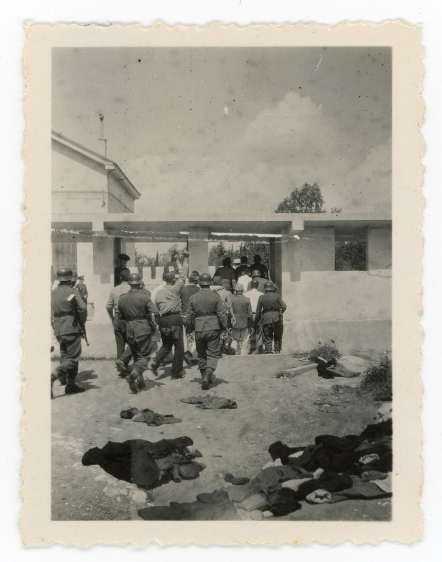 Κοιτώντας τον θάνατο στα μάτια: Η συγκλονιστική φωτογραφία από την εκτέλεση των 200 στην Καισαριανή