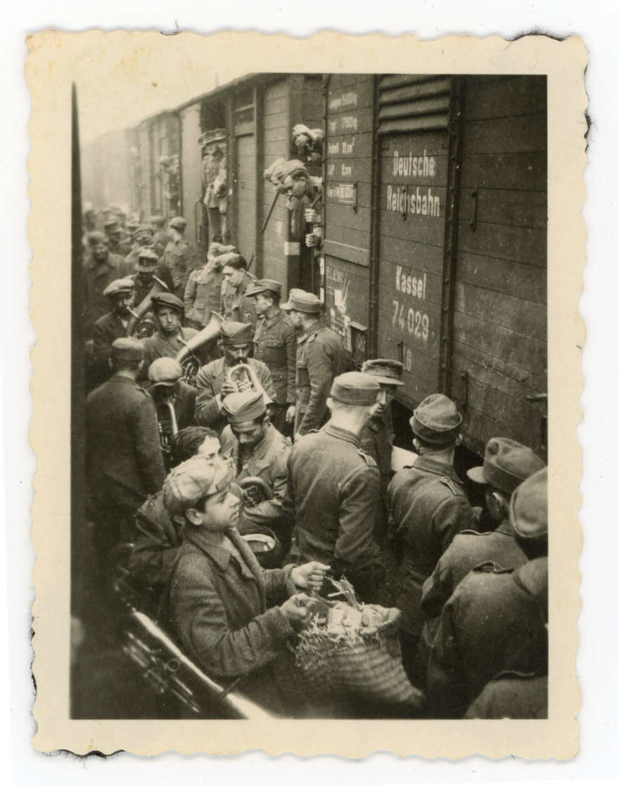 Κοιτώντας τον θάνατο στα μάτια: Η συγκλονιστική φωτογραφία από την εκτέλεση των 200 στην Καισαριανή