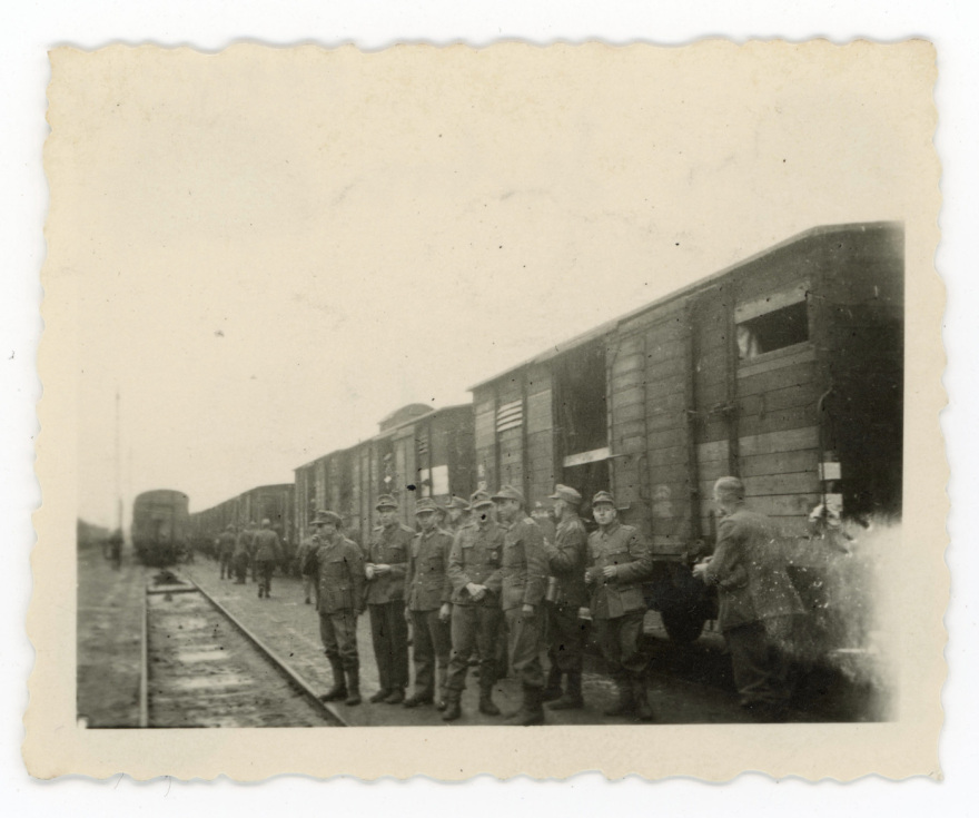 Κοιτώντας τον θάνατο στα μάτια: Η συγκλονιστική φωτογραφία από την εκτέλεση των 200 στην Καισαριανή