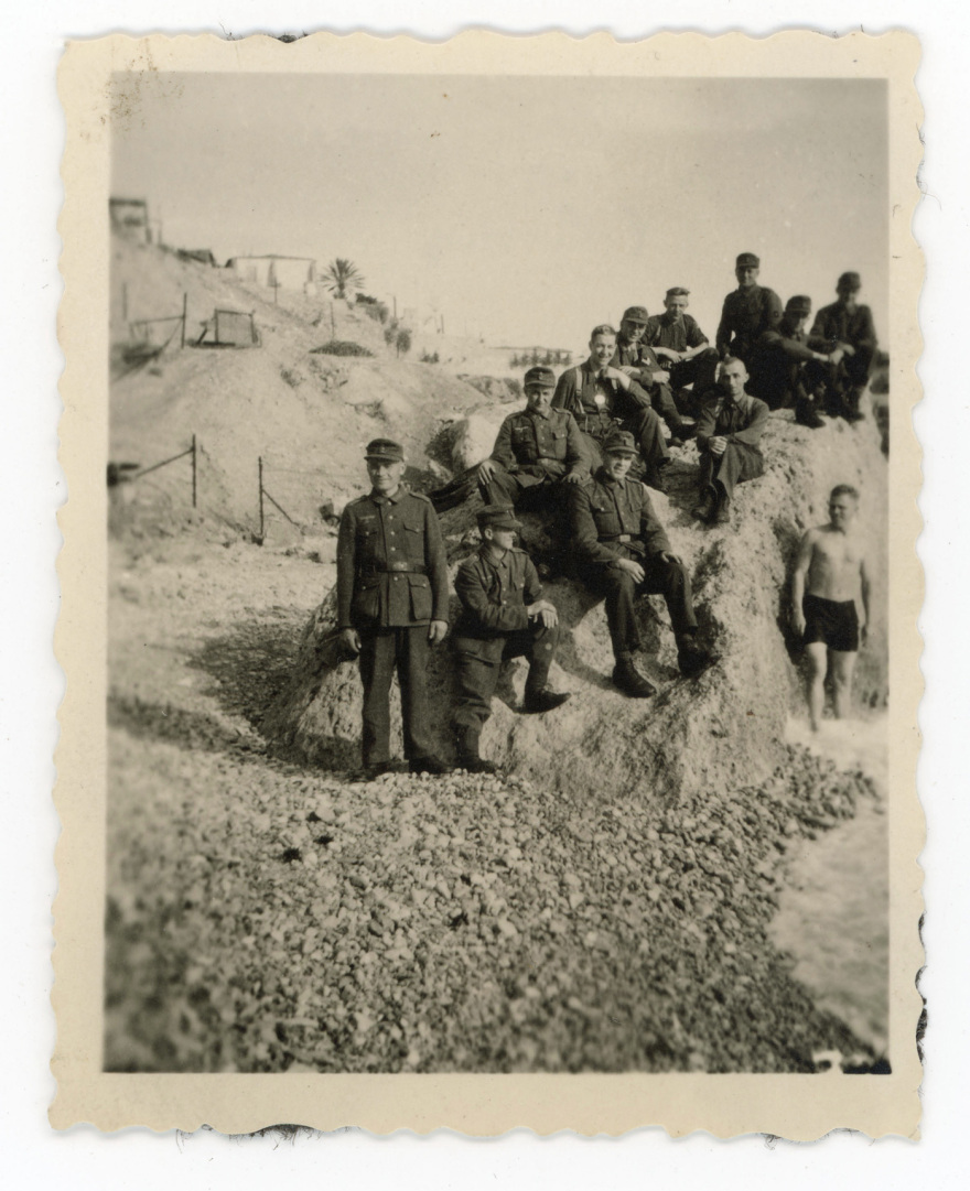 Κοιτώντας τον θάνατο στα μάτια: Η συγκλονιστική φωτογραφία από την εκτέλεση των 200 στην Καισαριανή