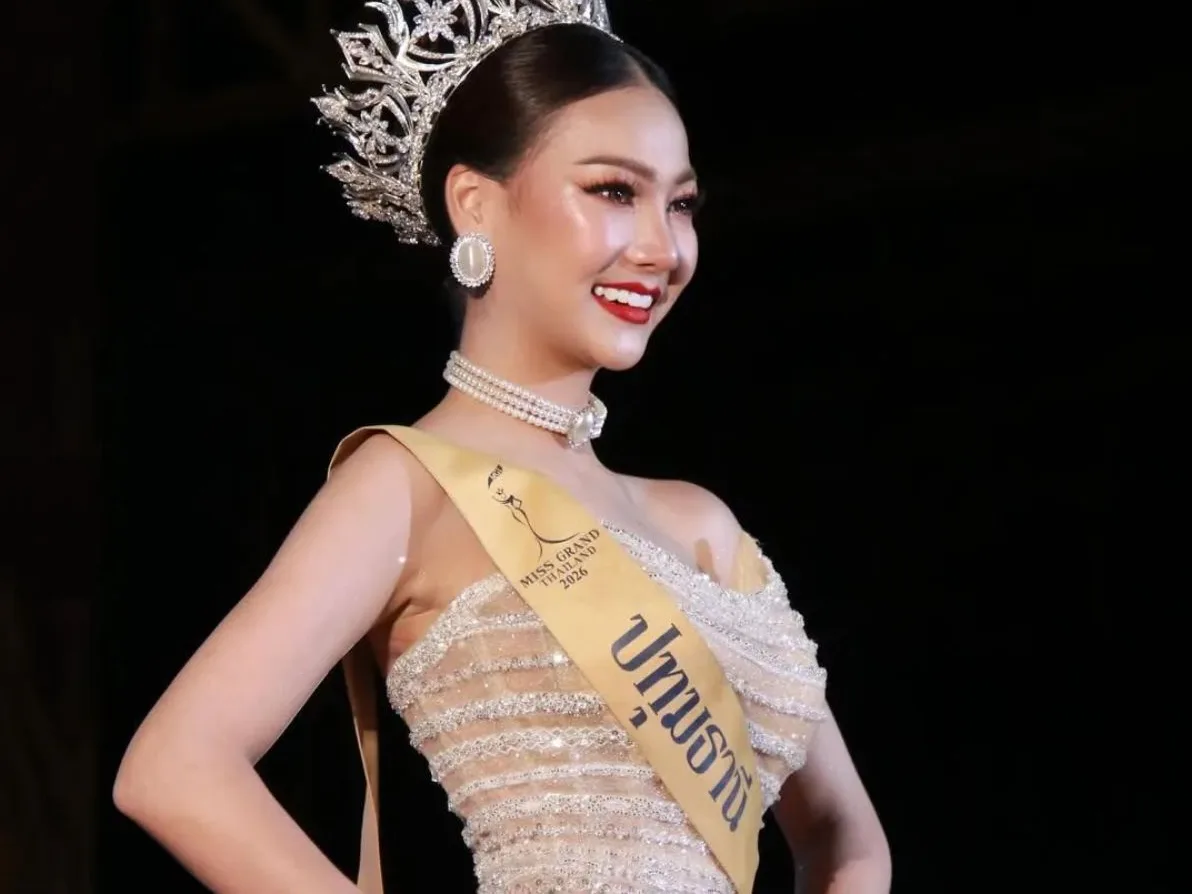 Σάλος στα καλλιστεία Μις Ταϊλάνδη 2026: Έπεσαν τα ψεύτικα δόντια υποψήφιας ενώ βρισκόταν στη σκηνή 9 kamolwan chanago 1 e1774606026438