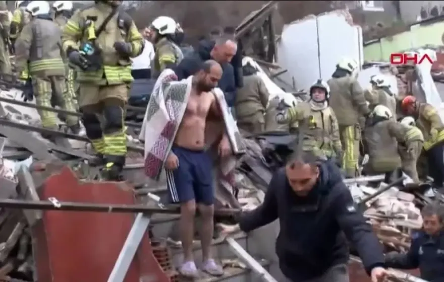 Κατέρρευσαν δύο κτήρια στην Κωνσταντινούπολη: Εντοπίστηκαν και ανασύρθηκαν πέντε άτομα από τα συντρίμμια 6 ktirio poli 01