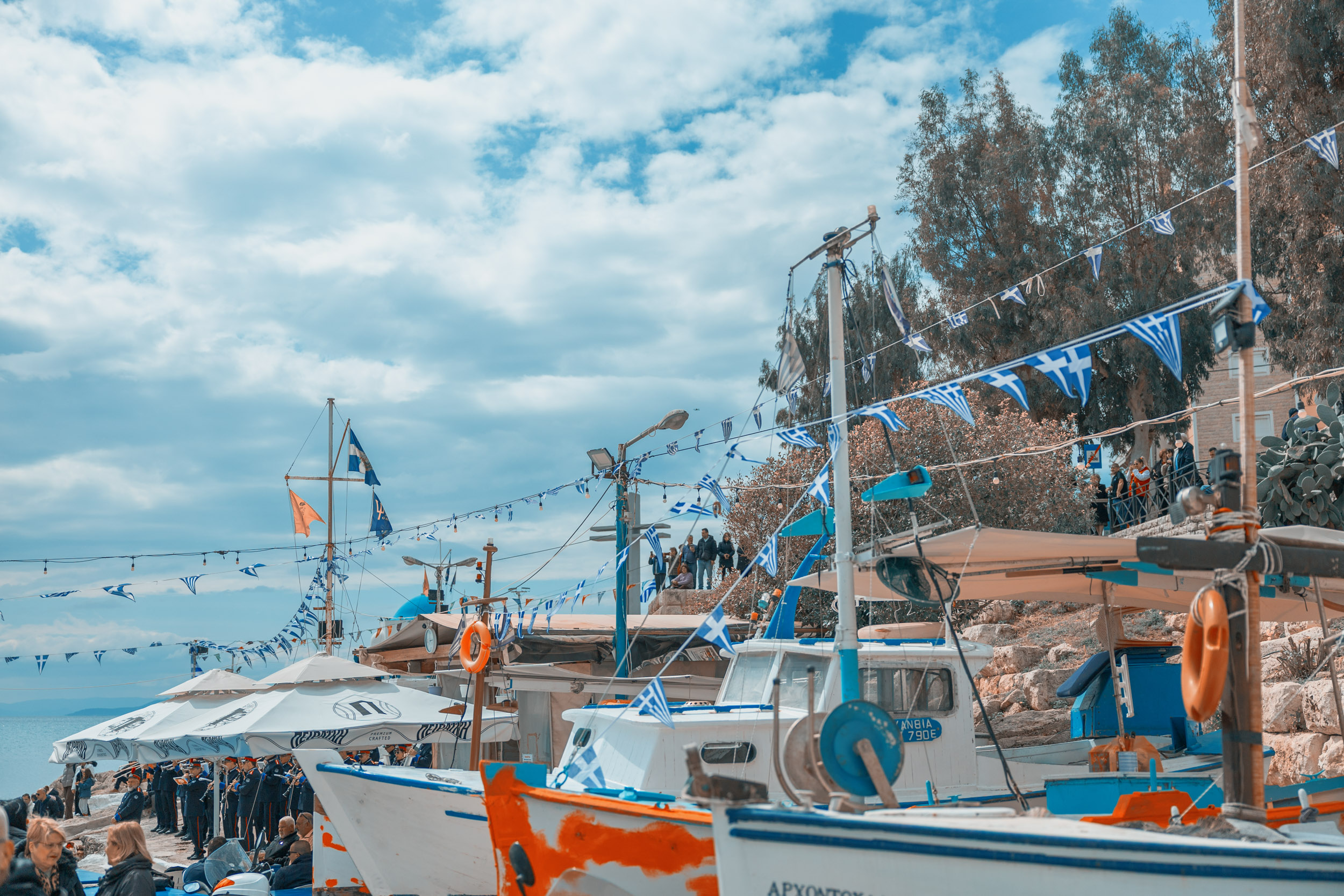 Η Γαλανόλευκη στη θάλασσα του Πειραιά για την Εθνική Επέτειο της 25ης Μαρτίου 1821