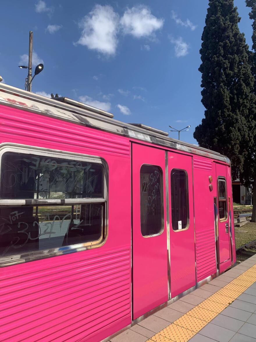 Το φούξια τρένο που έχει τρελάνει τους Αθηναίους, δείτε βίντεο μέσα από τον «πριγκιπικό» συρμό του ΗΣΑΠ