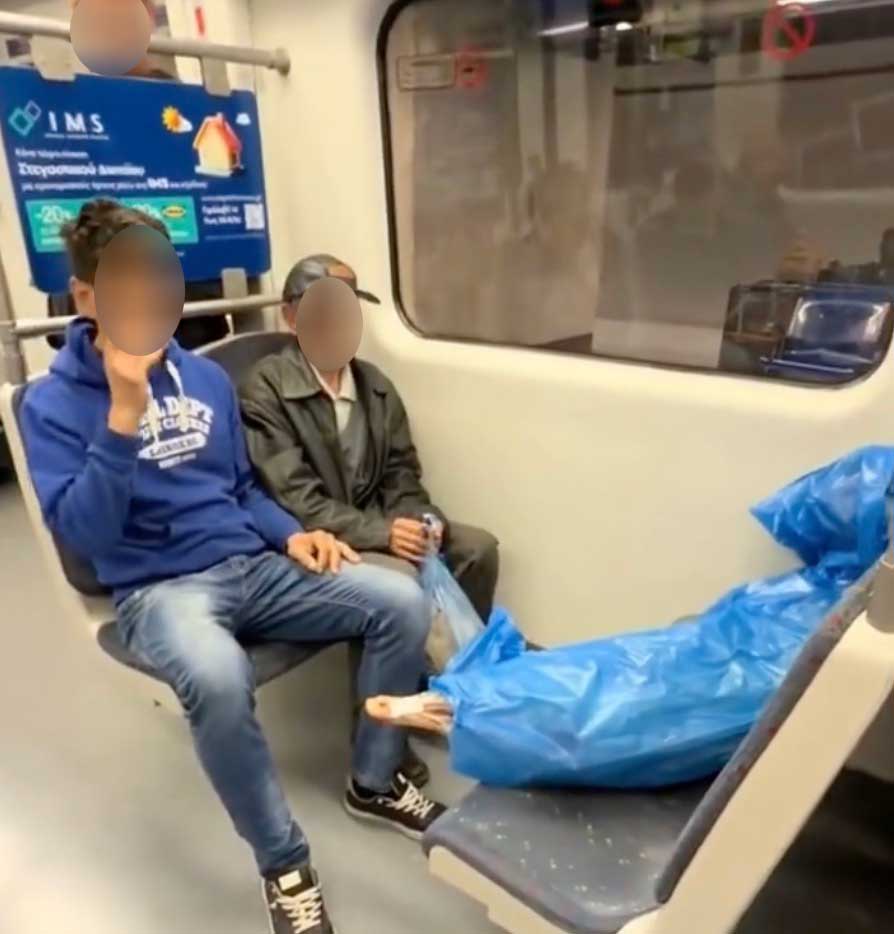 Χαμός στο μετρό – Μπήκε μέσα έτσι και έμειναν «κάγκελο» οι τουρίστες – Το βίντεο που κάνει τον γύρο του κόσμου 1 111 2