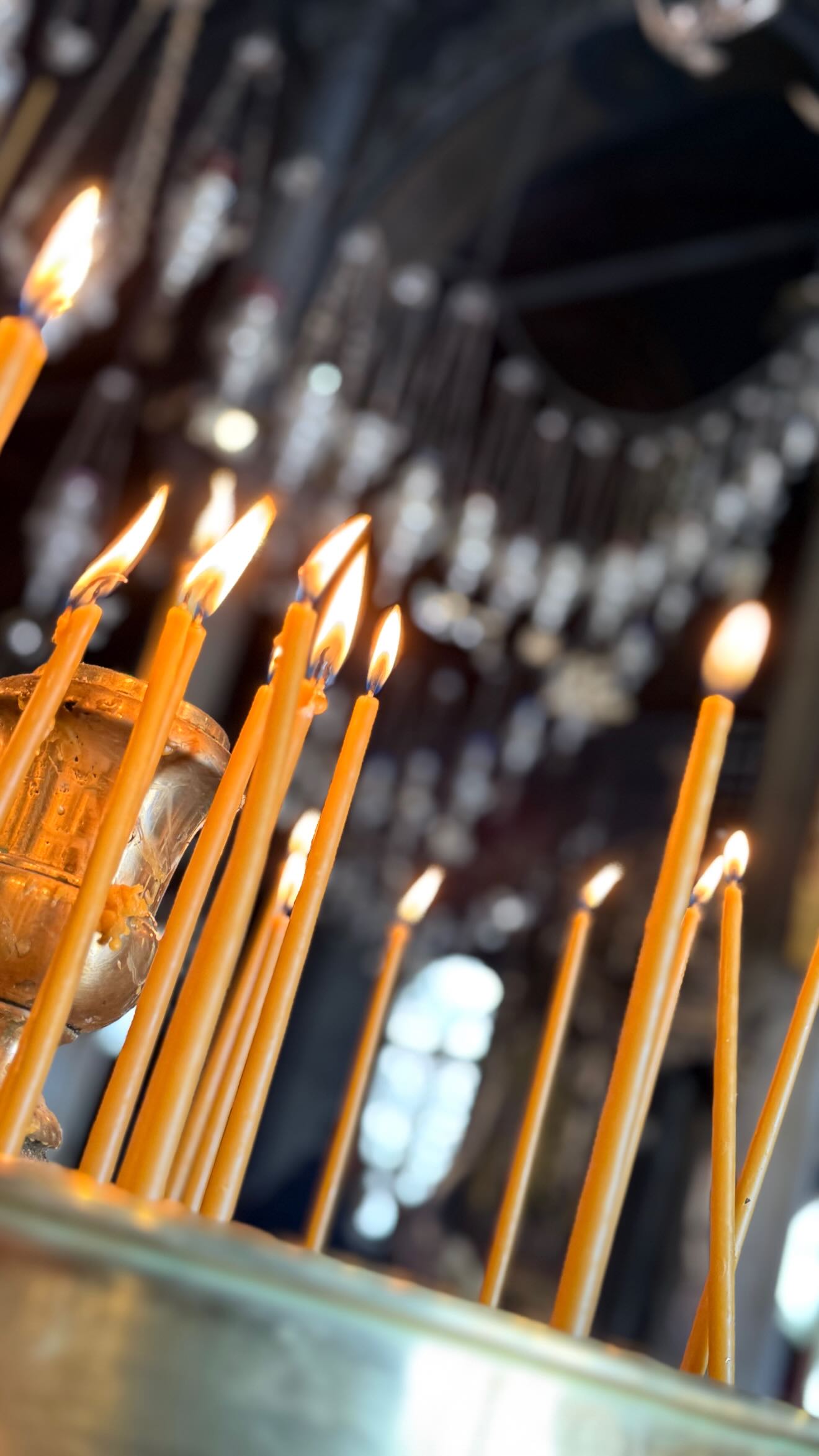 Αναμμένα κεριά στην Παναγία της Τήνου
