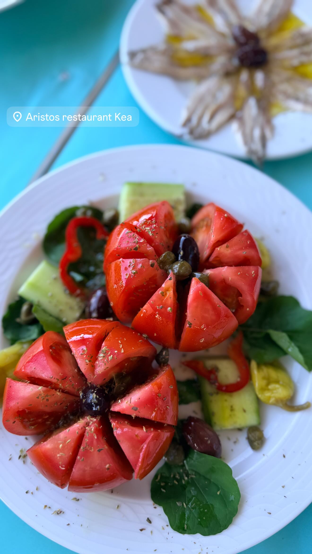 Σαλάτα με αγγούρι και ντομάτα σε ταβέρνα στην Κέα