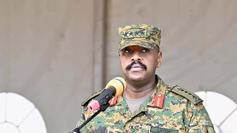Ο αρχηγός του στρατού της Ουγκάντας απειλεί την Τουρκία – Προσφέρει 100.000 στρατιώτες για την προστασία της «Αγίας Γης» 6 choris titlo 158