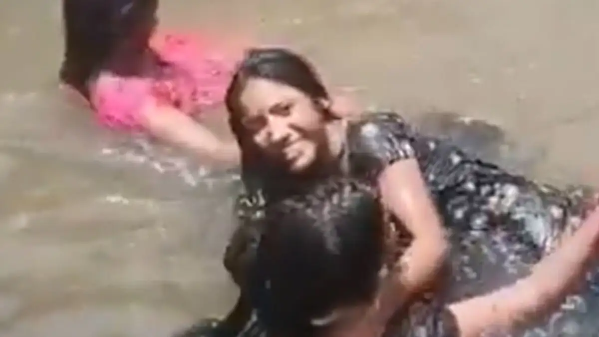 Ινδία: Τρεις έφηβες πνίγηκαν για μία selfie σε καταρράκτη 4 girls 1200x675 1