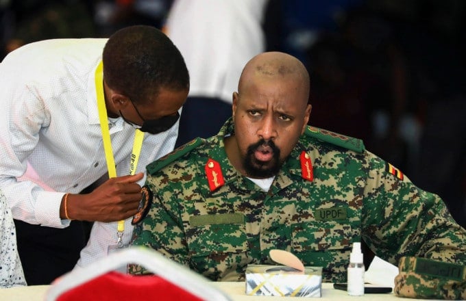 Ο αρχηγός του στρατού της Ουγκάντας απειλεί την Τουρκία – Προσφέρει 100.000 στρατιώτες για την προστασία της «Αγίας Γης» 5 kainerugaba ap26027398039029
