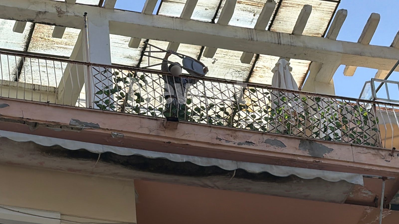 To παιδί προσπάθησε να πετάξει καρέκλα και τελευταία στιγμή το μετάνιωσε