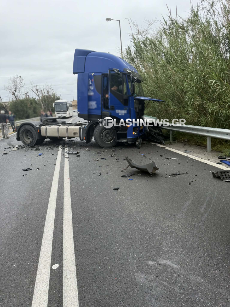 Bαριά τραυματισμένος απεγκλωβίστηκε οδηγός ΙΧ μετά από σύγκρουση με νταλίκα στον ΒΟΑΚ, δείτε φωτογραφίες
