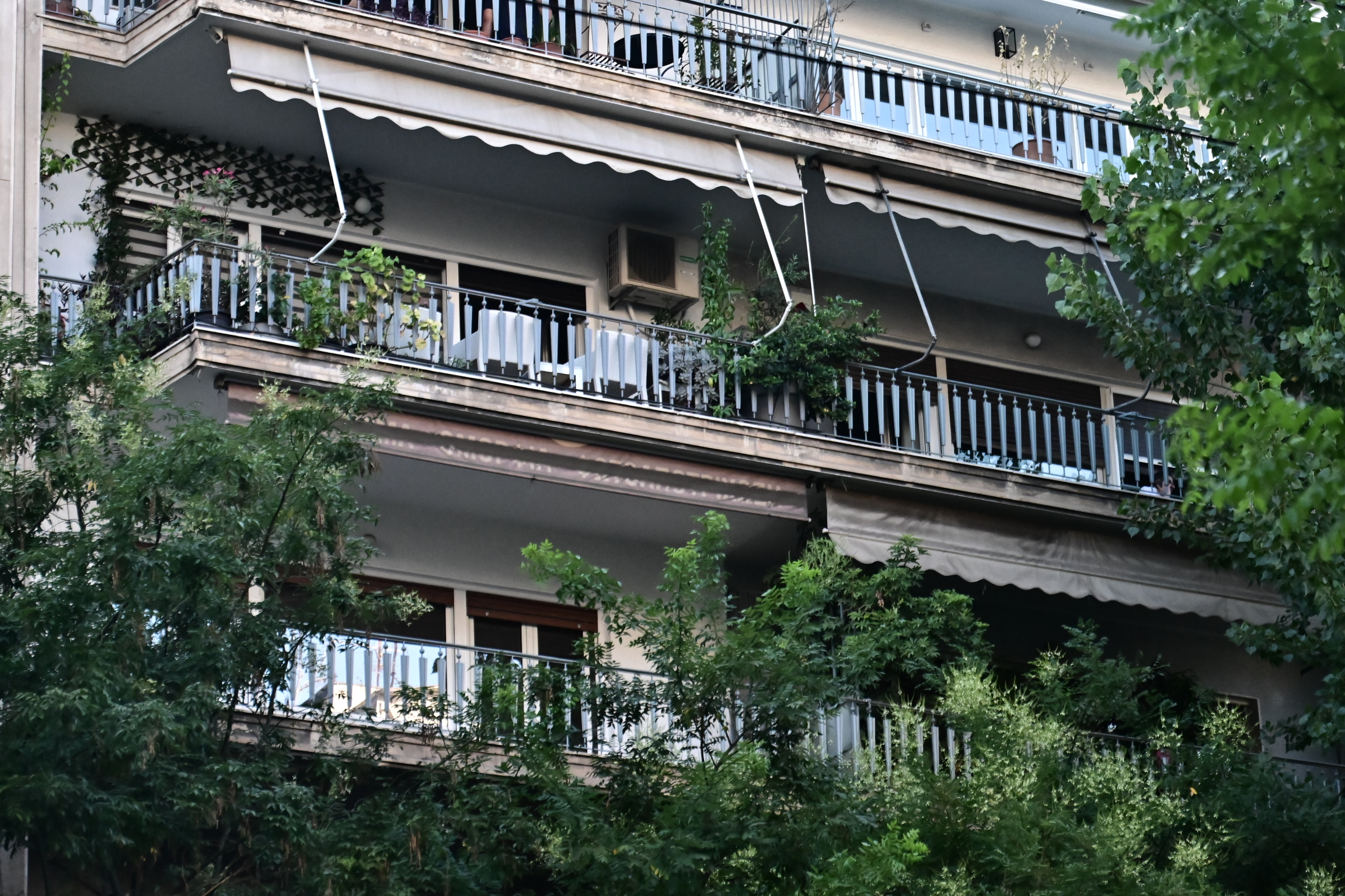 [379279] ΦΩΤΙΑ ΣΤΟ ΣΠΙΤΙ ΤΟΥ ΗΘΟΠΟΙΟΥ ΠΕΤΡΟΥ ΦΙΛΙΠΠΙΔΗ ΣΤΗΝ ΟΔΟ ΠΑΤΗΣΙΩΝ (ΚΩΣΤΑΣ ΤΖΟΥΜΑΣ/ EUROKINISSI)