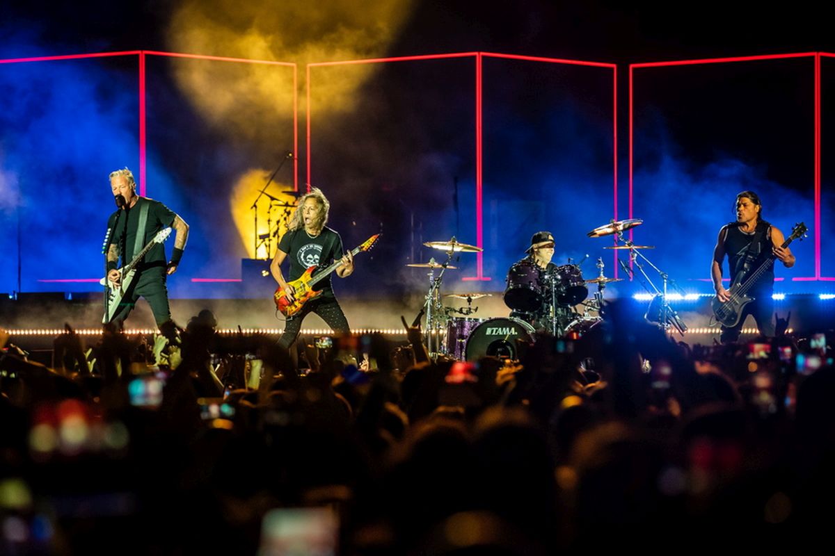 (Από αριστερά-δεξιά) Ο frontman των Metallica James Hetfield, ο κιθαρίστας Kirk Hammett, ο ντράμερ Lars Ulrich, και ο μπασίστας Robert Trujillo