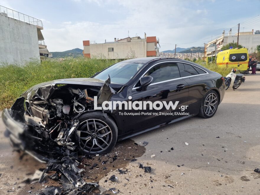 Σφοδρή σύγκρουση δύο αυτοκινήτων στη Λαμία, εγκλωβίστηκε οδηγός, δείτε βίντεο και φωτογραφίες 

