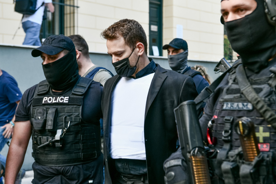 Μπάμπης Αναγνωστόπουλος: Πέντε χρόνια από την ομολογία του πιλότου που σκότωσε την Καρολάιν στα Γλυκά Νερά - Το θέατρο στις κάμερες