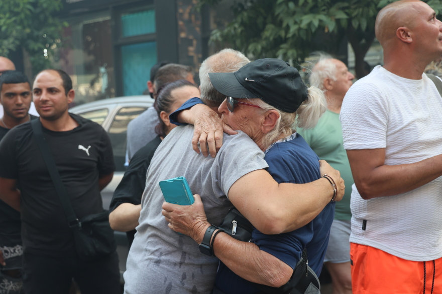 «Πήδα γιαγιά, θα σε πιάσω»: Η συγκλονιστική στιγμή που η ηλικιωμένη βουτάει στο κενό από το φλεγόμενο σπίτι της Καλλιθέας και σώζεται από πολίτες, βίντεο