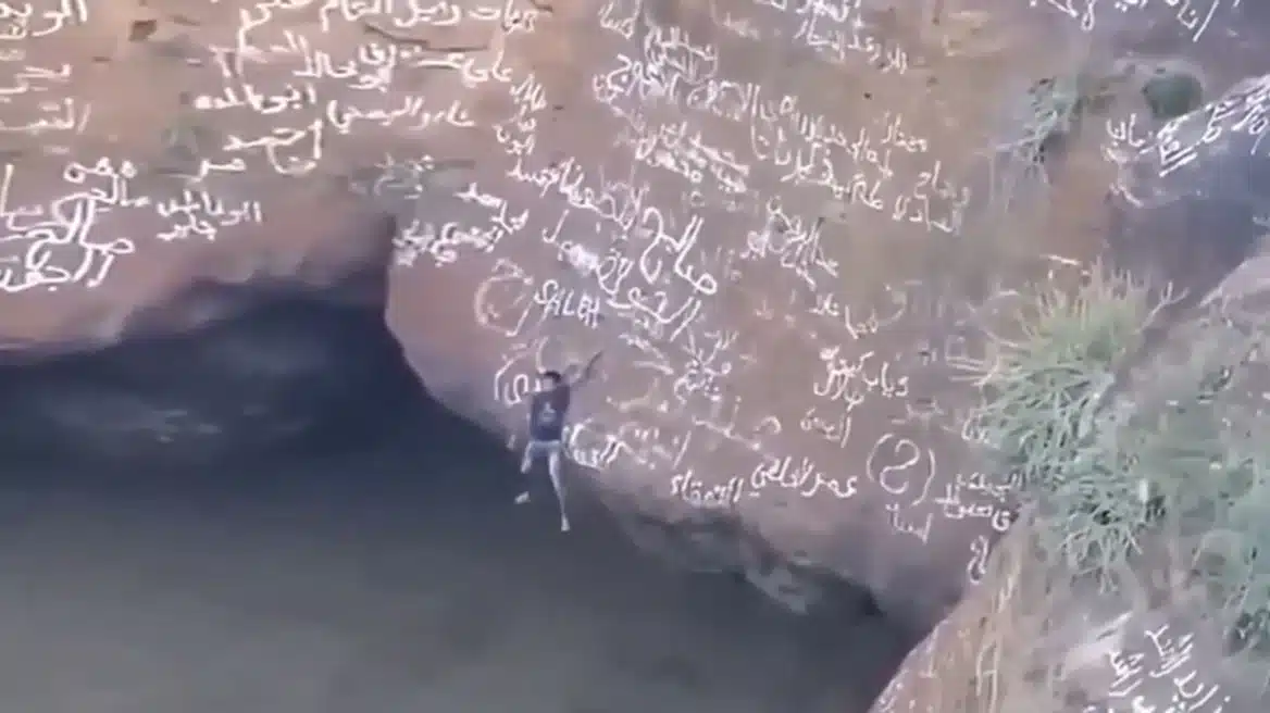 Τραγικός θάνατος για τον «Spiderman της Υεμένης»: Η στιγμή που πέφτει σε κρατήρα 120 μέτρων ενώ έκανε αναρρίχηση χωρίς εξοπλισμό ασφαλείας 5 maketa spiderman