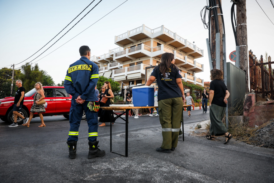 Συγκινητικές στιγμές στο Μάτι: Ακολούθησαν το «δρόμο της φωτιάς» στις εκδηλώσεις μνήμης για τα 8 χρόνια από την τραγωδία, δείτε βίντεο και φωτογραφίες