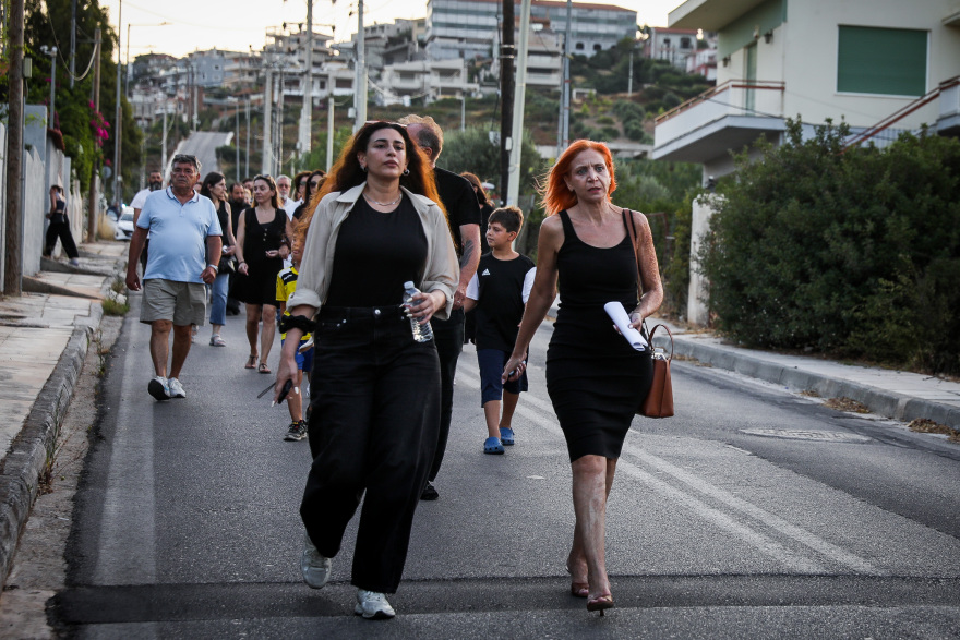Συγκινητικές στιγμές στο Μάτι: Ακολούθησαν το «δρόμο της φωτιάς» στις εκδηλώσεις μνήμης για τα 8 χρόνια από την τραγωδία, δείτε βίντεο και φωτογραφίες