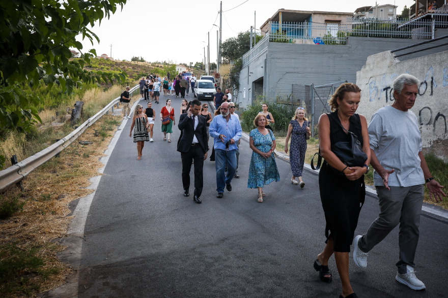 Συγκινητικές στιγμές στο Μάτι: Ακολούθησαν το «δρόμο της φωτιάς» στις εκδηλώσεις μνήμης για τα 8 χρόνια από την τραγωδία, δείτε βίντεο και φωτογραφίες