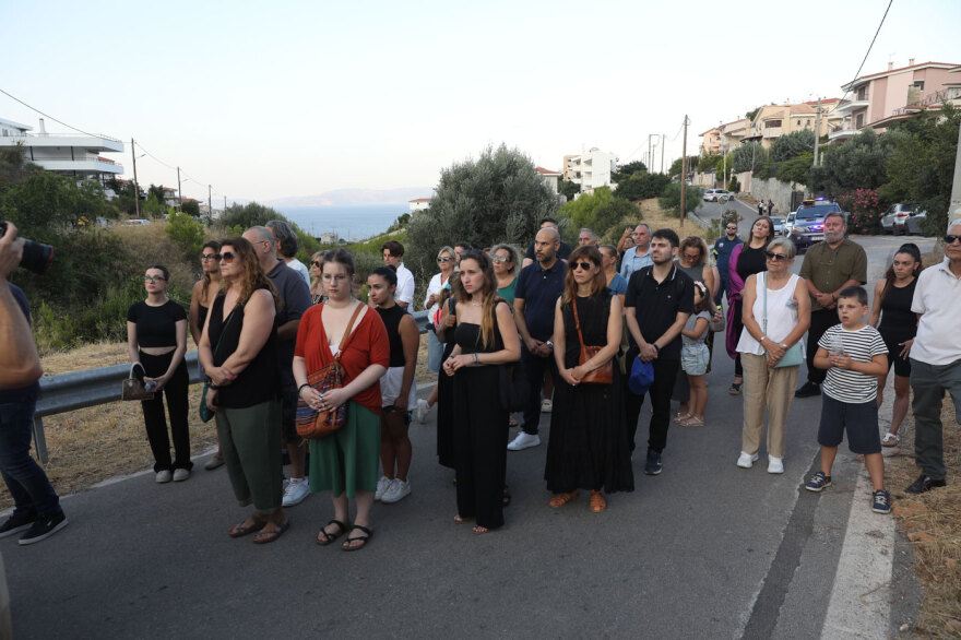 Συγκινητικές στιγμές στο Μάτι: Ακολούθησαν το «δρόμο της φωτιάς» στις εκδηλώσεις μνήμης για τα 8 χρόνια από την τραγωδία, δείτε βίντεο και φωτογραφίες