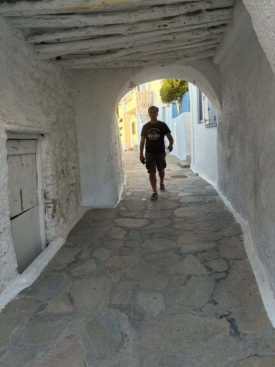 Αγκαλιά στην Τήνο ο Νίκος Ψαρράς και η Έλενα Καρακούλη, δείτε φωτογραφίες από τις διακοπές τους