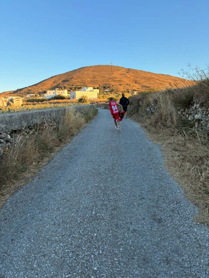 Αγκαλιά στην Τήνο ο Νίκος Ψαρράς και η Έλενα Καρακούλη, δείτε φωτογραφίες από τις διακοπές τους