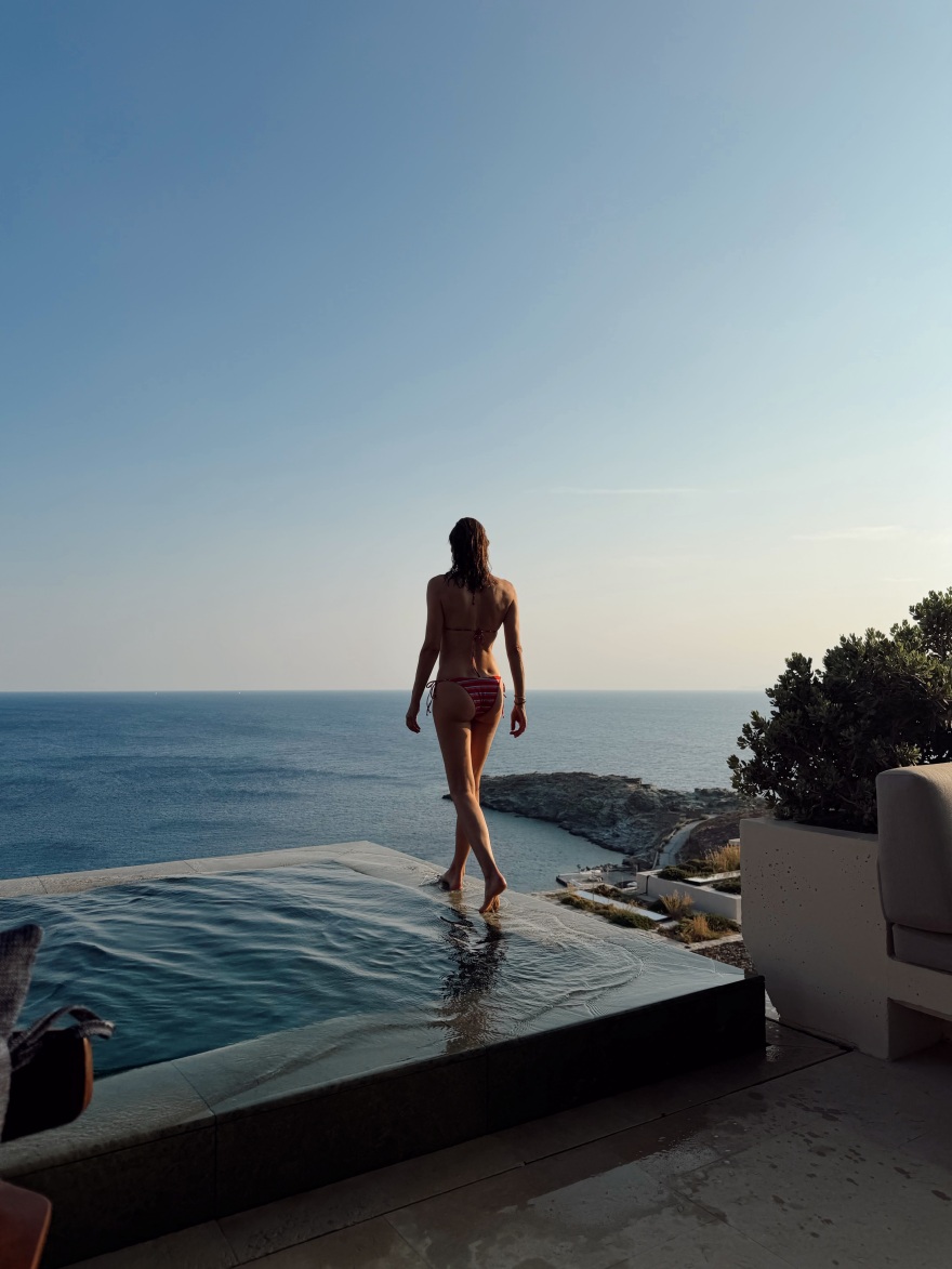 Η Βίκυ Καγιά γιόρτασε τα γενέθλιά της στην Κέα με τον Ηλία Κρασσά και τα παιδιά τους