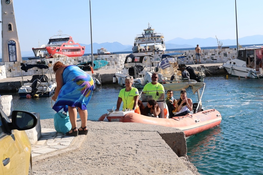 Φωτιές στη Σαλαμίνα: Απεγκλώβισαν δια θαλάσσης 593 άτομα, δείτε βίντεο και φωτογραφίες