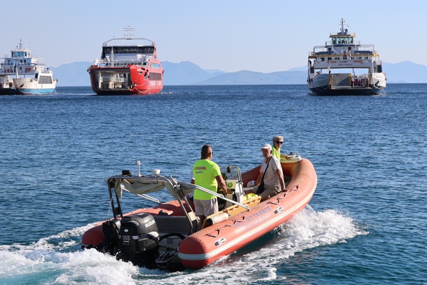 Φωτιές στη Σαλαμίνα: Απεγκλώβισαν δια θαλάσσης 593 άτομα, δείτε βίντεο και φωτογραφίες