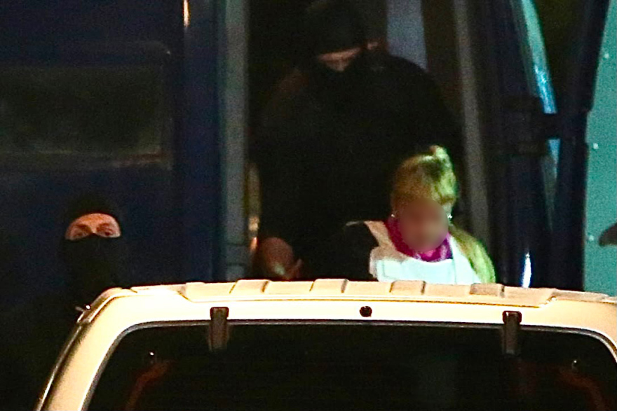 Στη ΓΑΔΑ κρατείται η 46χρονη που κατηγορείται για την επίθεση στη Marfin, δείτε βίντεο και φωτογραφίες