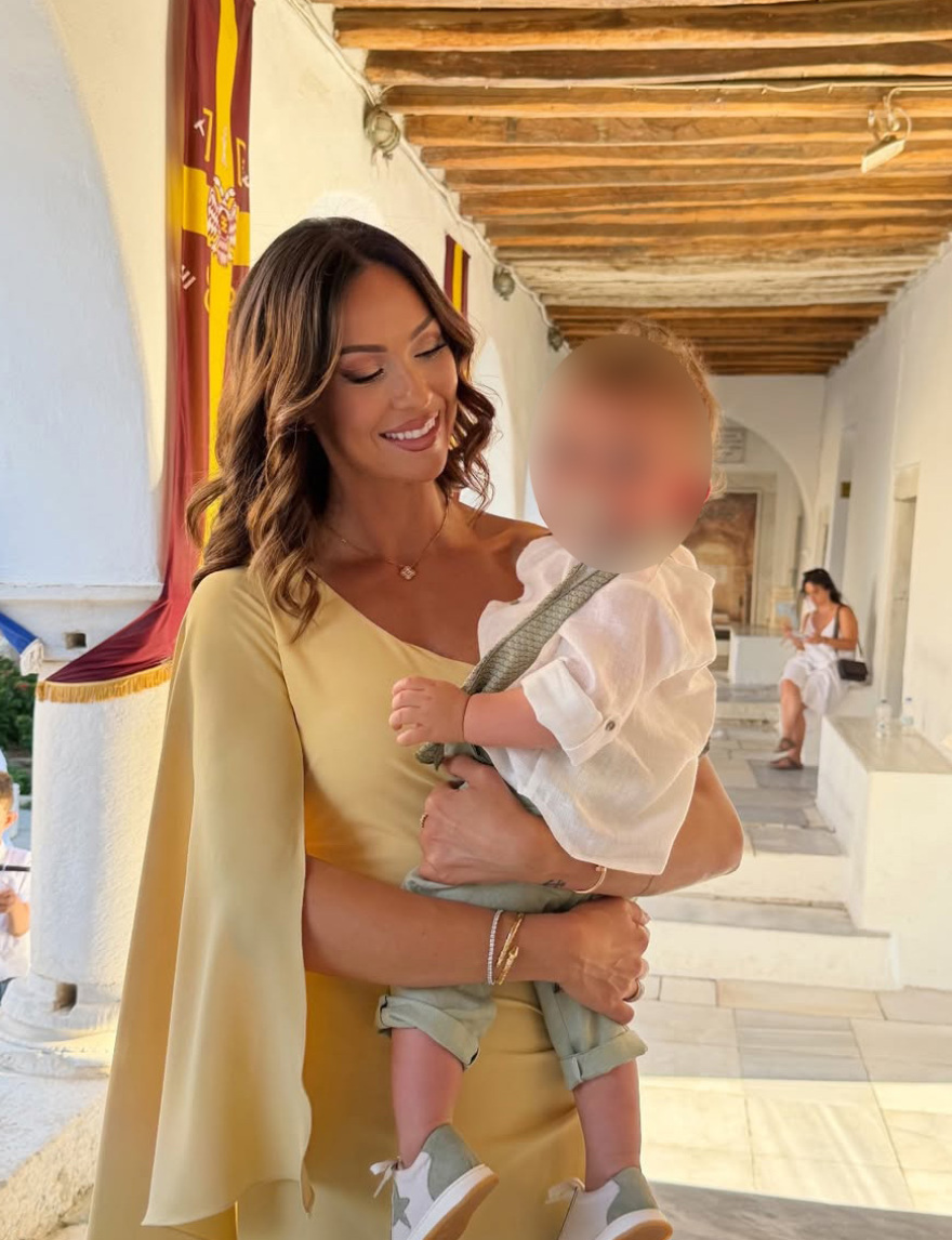 Η Δώρα Παντέλη και ο σύζυγός της βάφτισαν τον γιο τους στην Πάρο