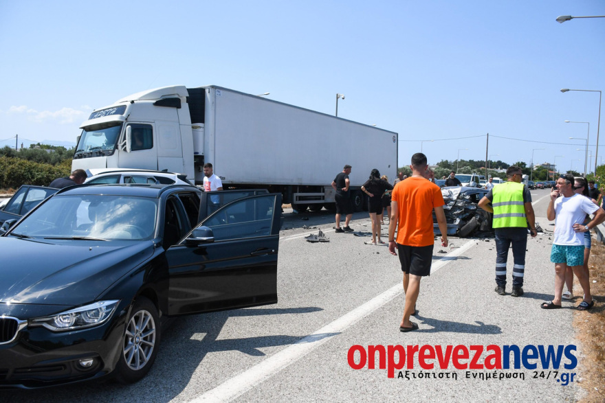 Σοβαρό τροχαίο στην Πρέβεζα: Φορτηγό συγκρούστηκε με τρία ΙΧ - Οκτώ τραυματίες, μεταξύ των οποίων και παιδιά