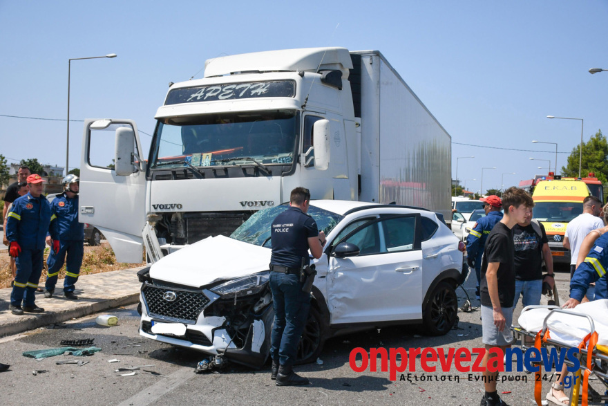 Σοβαρό τροχαίο στην Πρέβεζα: Φορτηγό συγκρούστηκε με τρία ΙΧ - Οκτώ τραυματίες, μεταξύ των οποίων και παιδιά