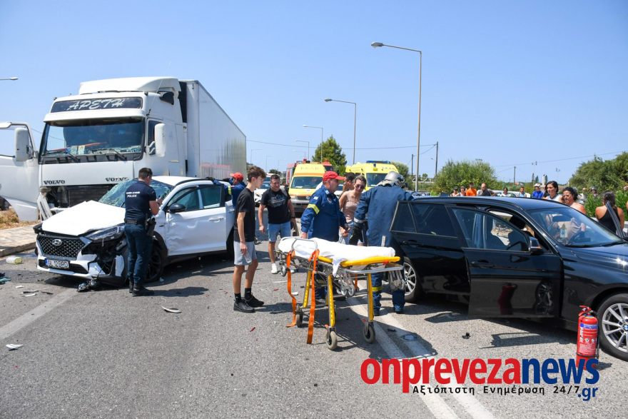 Σοβαρό τροχαίο στην Πρέβεζα: Φορτηγό συγκρούστηκε με τρία ΙΧ - Οκτώ τραυματίες, μεταξύ των οποίων και παιδιά