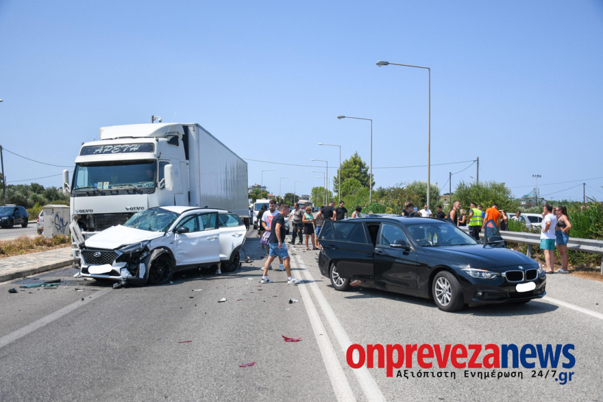 Σοβαρό τροχαίο στην Πρέβεζα: Φορτηγό συγκρούστηκε με τρία ΙΧ - Οκτώ τραυματίες, μεταξύ των οποίων και παιδιά