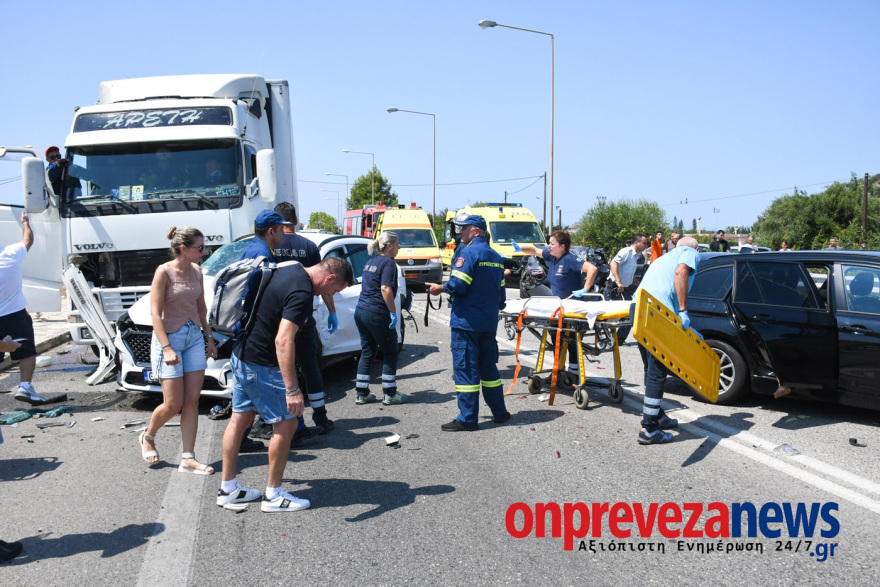 Σοβαρό τροχαίο στην Πρέβεζα: Φορτηγό συγκρούστηκε με τρία ΙΧ - Οκτώ τραυματίες, μεταξύ των οποίων και παιδιά