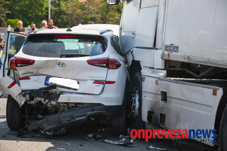 Σοβαρό τροχαίο στην Πρέβεζα: Φορτηγό συγκρούστηκε με τρία ΙΧ - Οκτώ τραυματίες, μεταξύ των οποίων και παιδιά