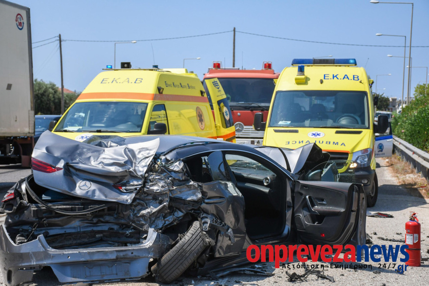 Σοβαρό τροχαίο στην Πρέβεζα: Φορτηγό συγκρούστηκε με τρία ΙΧ - Οκτώ τραυματίες, μεταξύ των οποίων και παιδιά