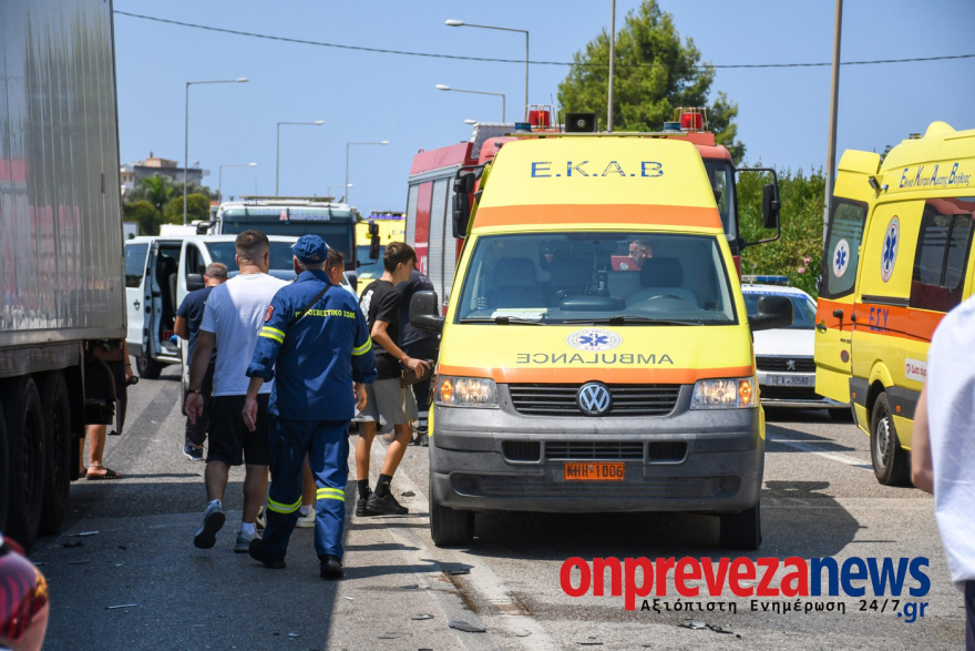 Σοβαρό τροχαίο στην Πρέβεζα: Φορτηγό συγκρούστηκε με τρία ΙΧ - Οκτώ τραυματίες, μεταξύ των οποίων και παιδιά
