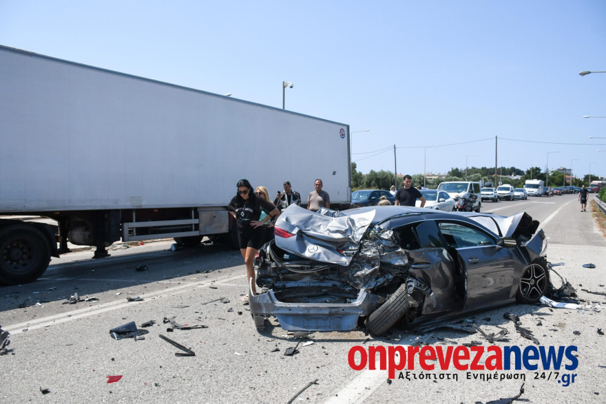 Σοβαρό τροχαίο στην Πρέβεζα: Φορτηγό συγκρούστηκε με τρία ΙΧ - Οκτώ τραυματίες, μεταξύ των οποίων και παιδιά
