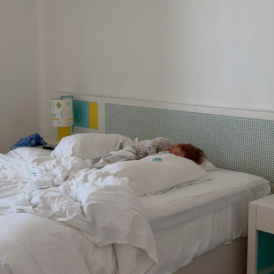 Ο Κωνσταντίνος Αργυρός και η Αλεξάνδρα Νίκα έκαναν διακοπές στην Ίο: Οι φωτογραφίες με τα παιδιά τους και η βραδινή βόλτα με σκάφος