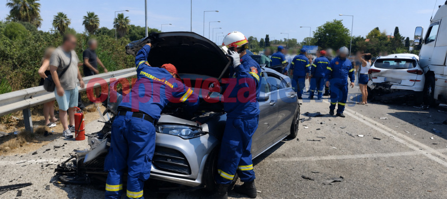 Σοβαρό τροχαίο στην Πρέβεζα: Φορτηγό συγκρούστηκε με τρία ΙΧ - Οκτώ τραυματίες, μεταξύ των οποίων και παιδιά