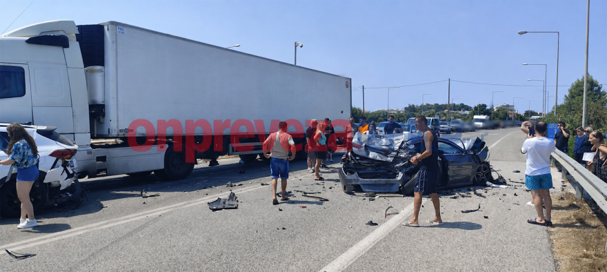 Σοβαρό τροχαίο στην Πρέβεζα: Φορτηγό συγκρούστηκε με τρία ΙΧ - Οκτώ τραυματίες, μεταξύ των οποίων και παιδιά