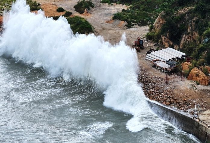 Κίνα: Σε συναγερμό η χώρα για τον τυφώνα Dolphin με ανέμους 162 χλμ./ώρα – Κλείνουν τα πάντα – Έρχονται πλημμύρες και κατολισθήσεις 12 typhoon dophin 696x475 1