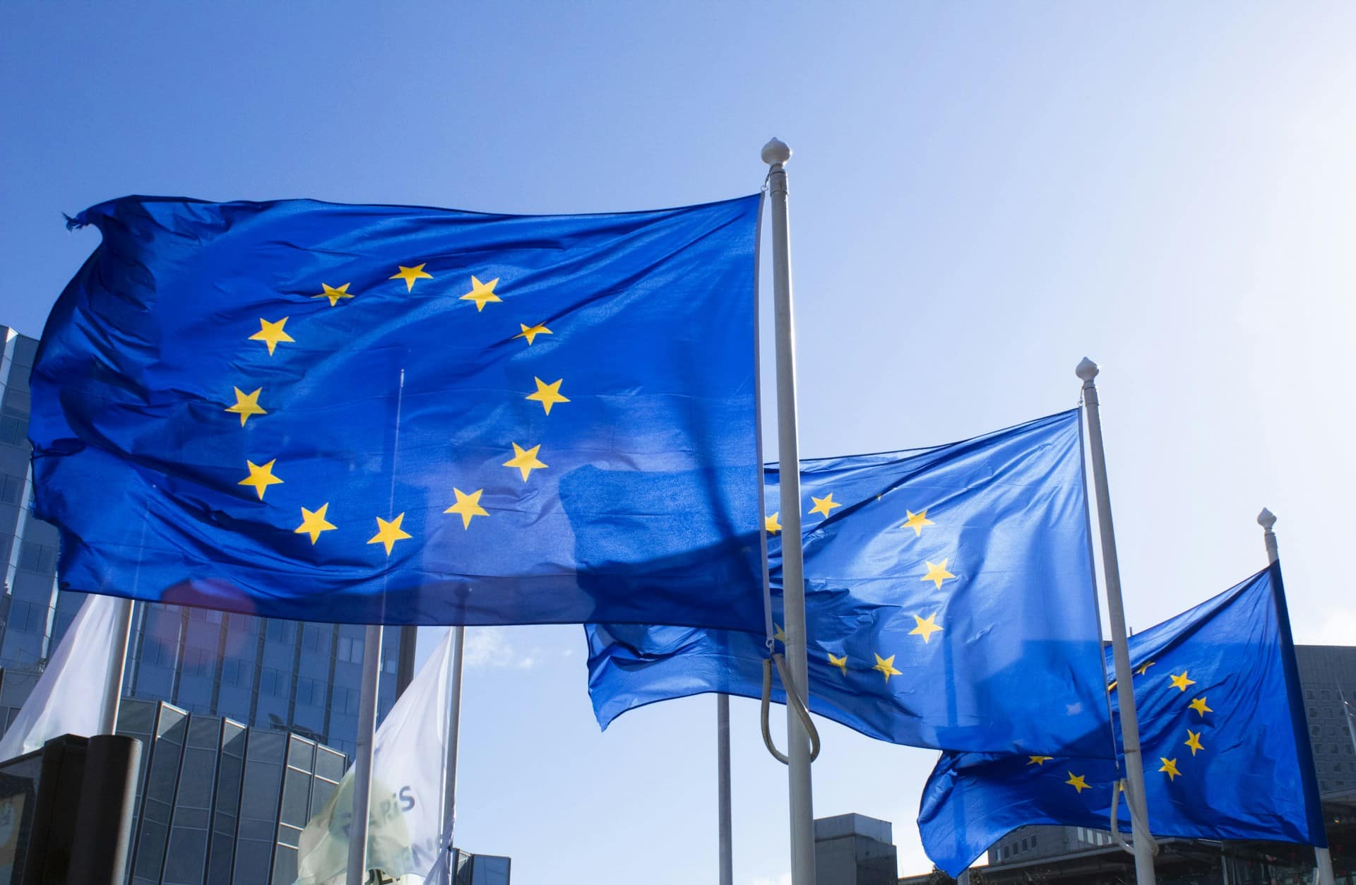 Η Κομισιόν κινεί διαδικασίες επί παραβάσει κατά (και) της Ελλάδας για ξέπλυμα χρήματος, αγορά ηλεκτρικής ενέργειας και εμπορία ανθρώπων 10 alexandre lallemand pcs3mol14sk unsplash 1