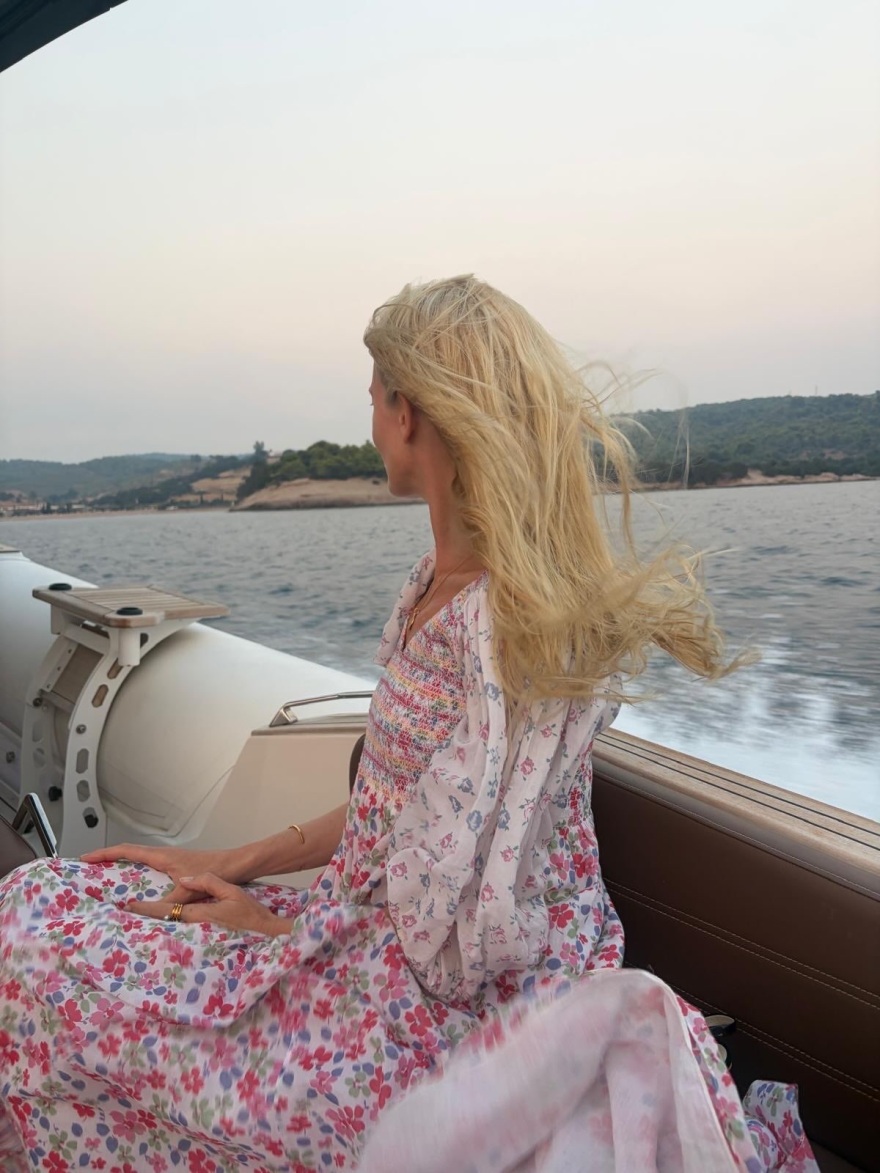 Ξανά στην Ελλάδα η Κλόντια Σίφερ: Οι φωτογραφίες με μπικίνι πάνω σε σκάφος
