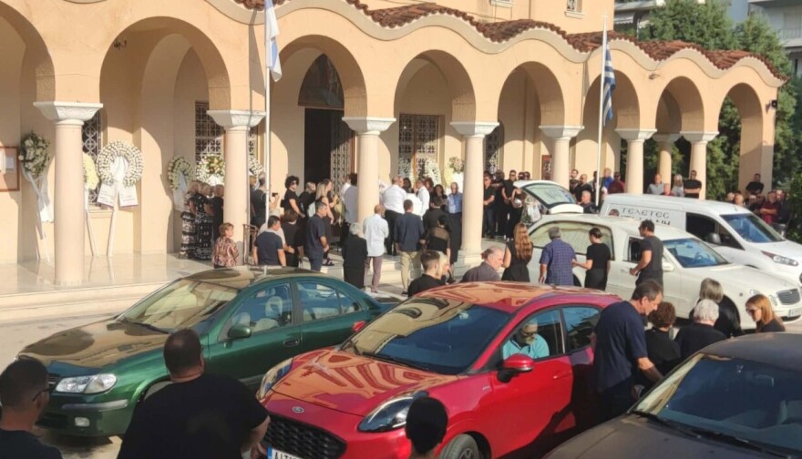 Θρήνος στην κηδεία του αδελφού της Ολγας Φαρμάκη, Μανούσου, που πέθανε στα 32 του χρόνια